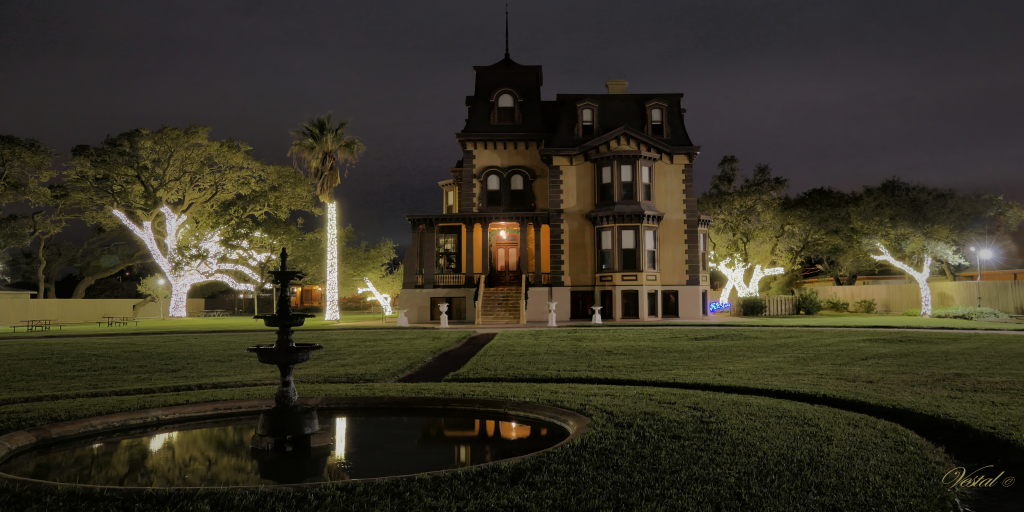 Fulton Mansion Christmas (2x1 ratio)